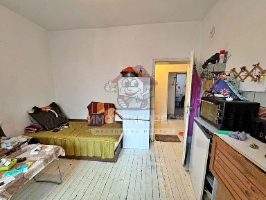 Етаж от къща, с таван и изба, в Центъра на гр. Асеновград
