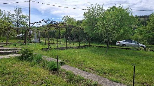 Продава масивна къща в село на 13 км от Габрово