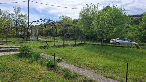 Продава масивна къща с гараж в село на 13 км от Габрово