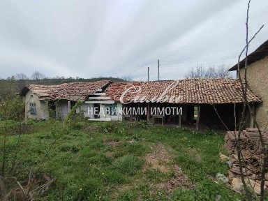 САМОСТОЯТЕЛНА къща с голям двор - село Овчарово