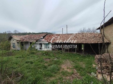 САМОСТОЯТЕЛНА къща с голям двор - село Овчарово