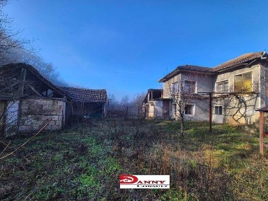 Къща с двор и гараж в с. Беброво, общ. Елена