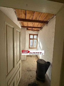 Стара къща с двор и гора в с. Орловци