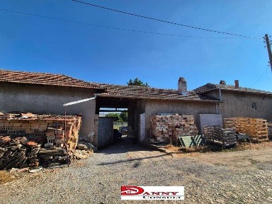 Къща с 5800 кв. м. двор в с. Климентово, обл. В. Търново