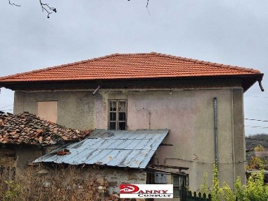 Двуетажна къща с двор и кладенец в с. Драгижево