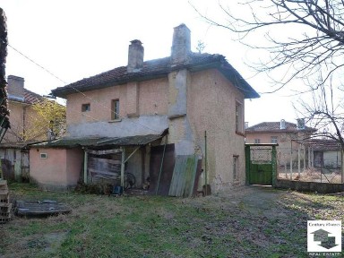 115707 Двуетажна къща с двор, с. Хотница на 18 км от Велико Търново
