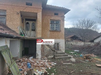 Двуетажна къща с двор в с. Михалци