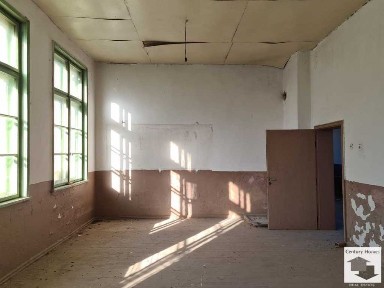 130033 Просторна двуетажна сграда, върху огромен парцел, в с. Разсоха