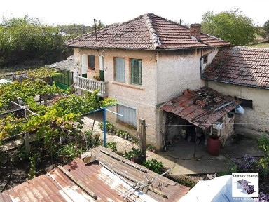 145285 Двуетажна къща с голям и равен двор в село Куцина