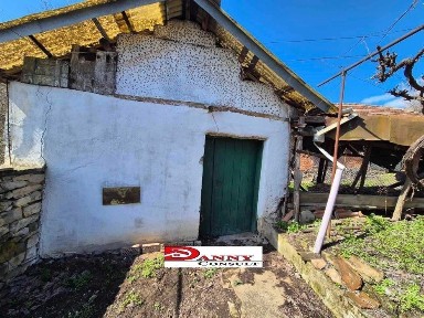 Къща на две нива с двор и кладенец в гр. Сухиндол