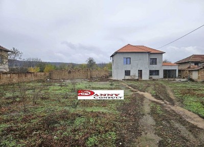 Двуетажна къща за продажба в с. Дичин