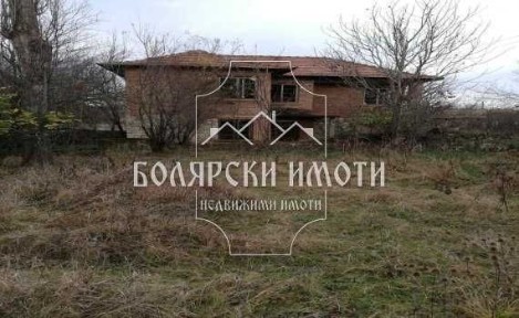 Двуетажна къща с двор в с. Горски Сеновец