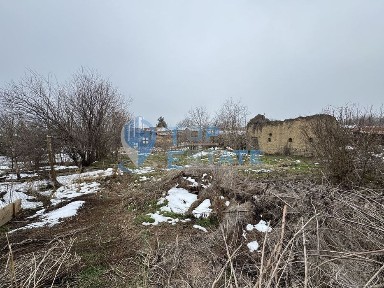 Двуетажна къща с голям двор в село Страхилово, област Велико Търново