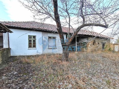 Двуетажна тухлена къща с вътрешна баня с тоалетна в с. Дъскот