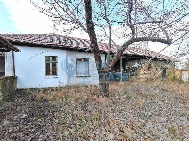 Двуетажна тухлена къща с вътрешна баня с тоалетна в с. Дъскот