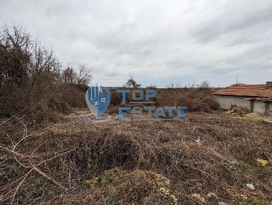 Парцел със стара къща в село Орловец