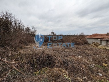 Парцел със стара къща в село Орловец