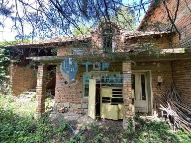 Триетажна тухлена къща с допълнителна постройка и гараж в село Караис