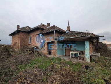 Тухлена къща с голям двор и кладенец в покрайнините на село Върбица