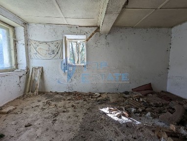 Стара къща с голям двор и кладенец в село Страхилово