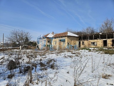 Голяма едноетажна тухлена къща с гараж в село Страхилово