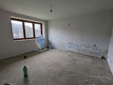Двуетажна тухлена къща в село Вишовград