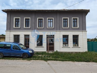 Двуетажна тухлена къща с външна изолация в село Миндя