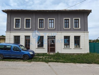 Двуетажна тухлена къща с външна изолация в село Миндя
