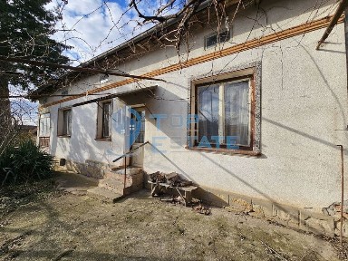 Тухлена къща с вътрешна тоалетна и голям двор в село Драгомирово, общ