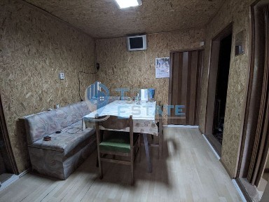 Тухлена обзаведена къща с магазин в село Сушица