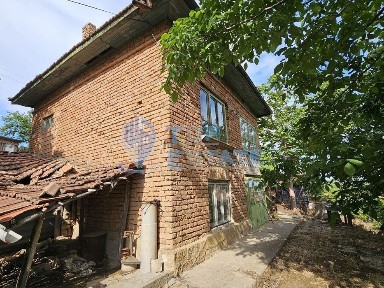 Двуетажна къща с вътрешна баня и панорамна гледка в с. Българско Слив