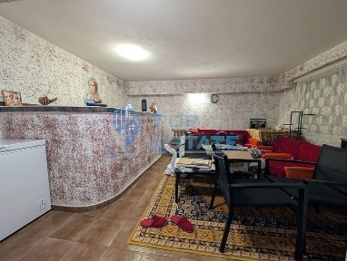 Триетажна масивна къща в град Стражица