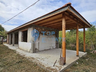 Две къщи в един голям двор със стопански постройки в с. Хотница