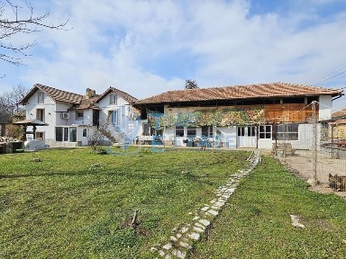 Двуетажна къща с голям двор, кладенец и гараж в село Долна Липница, о