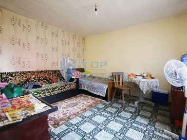 Едноетажна тухлена къща в град Дебелец, област Велико Търново