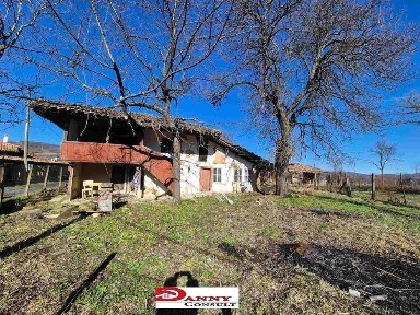 Стара къща с двор в Еленския балкан