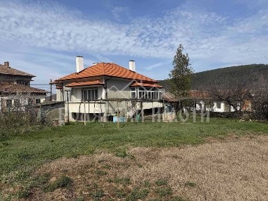 Монолитна двуетажна къща в с. Присово