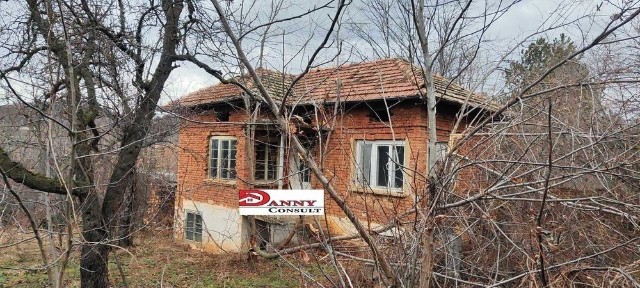Двуетажна къща с двор в с. Вишовград