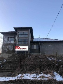 Двуетажна монолитна къща с двор в с. Беброво