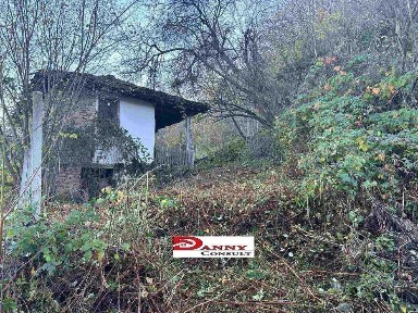 Стара къща с двор в района на гр. Трявна