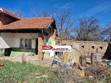 Едноетажна къща с двор в с. Павел