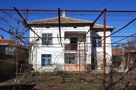 Двуетажна къща в село Долна Липница