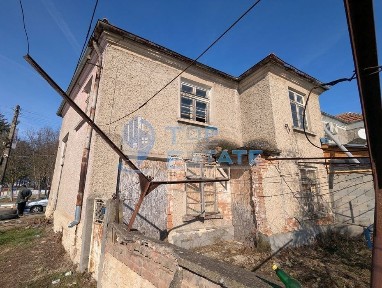 Двуетажна тухлена къща в близост до центъра на град Борово, област Га