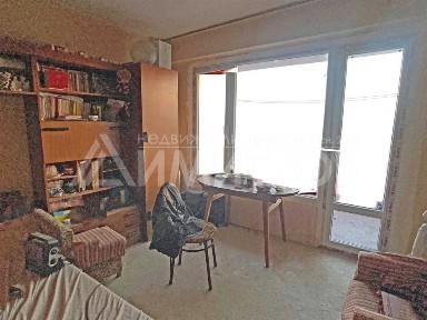 Продава се тристаен апартамент (3+1) 77 кв. м. в саниран блок в гр. Нови пазар в района на Бялта чешма на града.