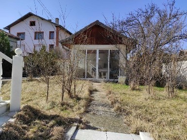 3-етажна къща с басейн и голям двор в квартал Каменица