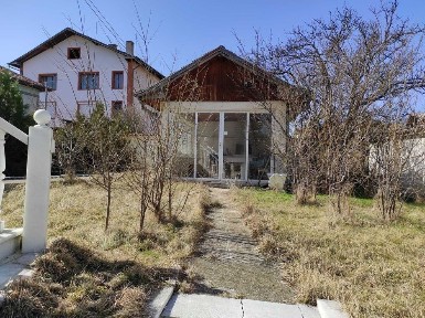 3-етажна къща с басейн и голям двор в квартал Каменица