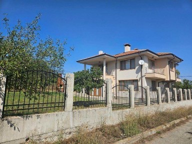Чудесна двуетажна къща в село Баня