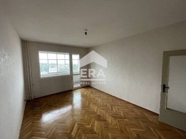 Двустаен апартамент за продажба, с отделна кухня, в кв. Младост 2, Вар