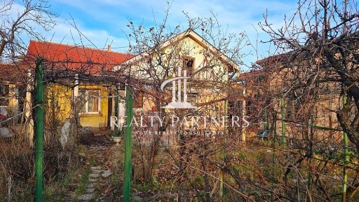 Самостоятелна едноетажна къща - гр. Перник, жк. Рудничар