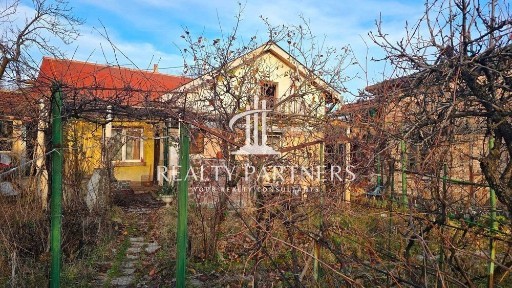 Самостоятелна едноетажна къща - гр. Перник, жк. Рудничар
